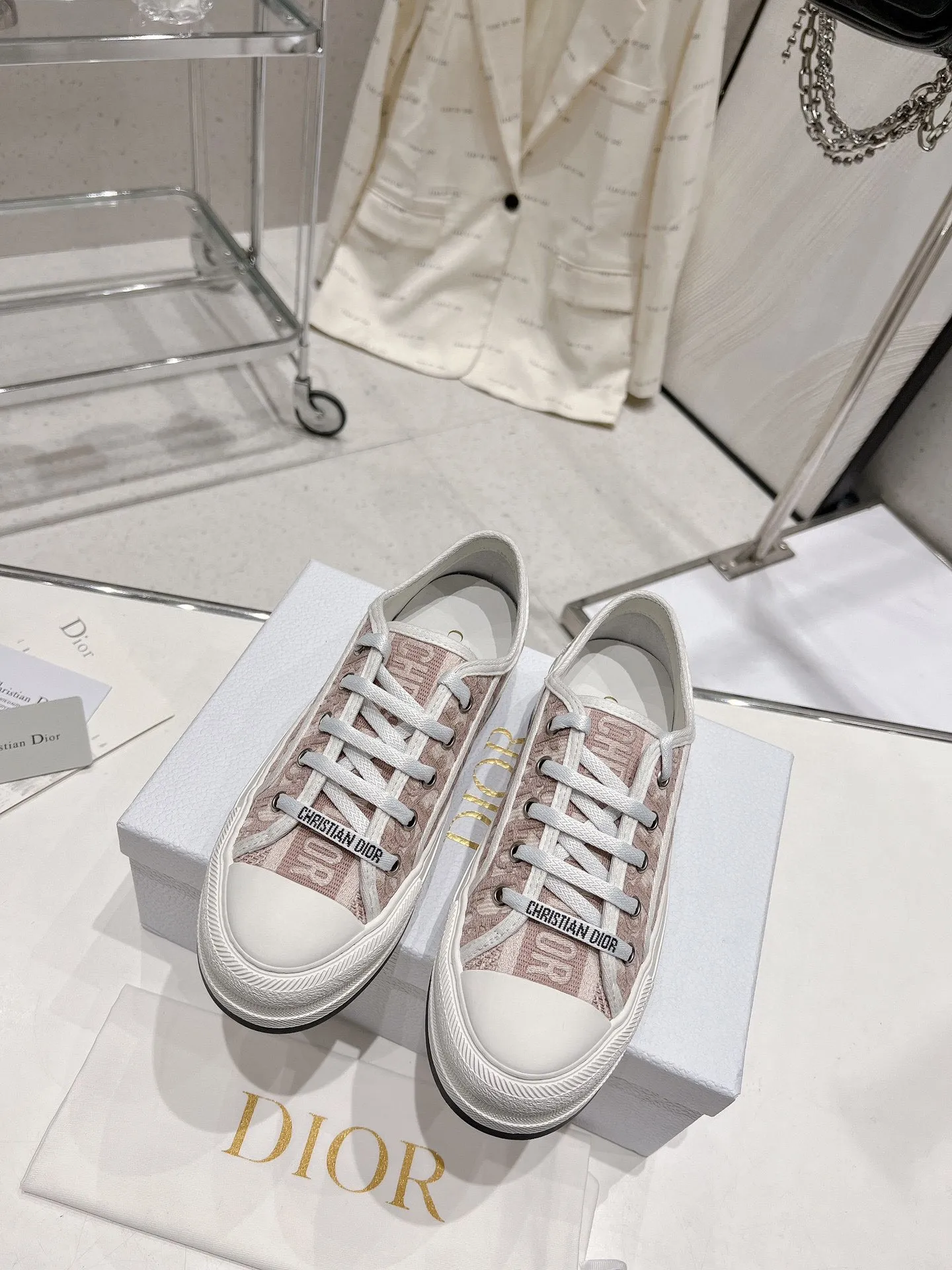 👟👟Ex-factory price P520👟👟 Dior Series Dior Dior 2024 Walk'n Series Presbyopia Embroidery Thick-soled Canvas Shoes Casual Sports Shoes Original Purchase Development Production This Walk'n'Dior thick-soled sneaker is a fashionable item that enhances the style of this series. Oblique printed cotton embroidered upper with comfortable platform sole, tongue and Christian Dior Paris signature laces. Can add fashionable temperament to all kinds of casual looks ▪️Fabric: Original customized imported Oblique printed embroidery ▪️Lining: Imported soft sheepskin lining ▪️Outsole: Original exclusive molded TPU material ▪️Sole thickness: 4.5CM ▪️Size: Women's 35-40